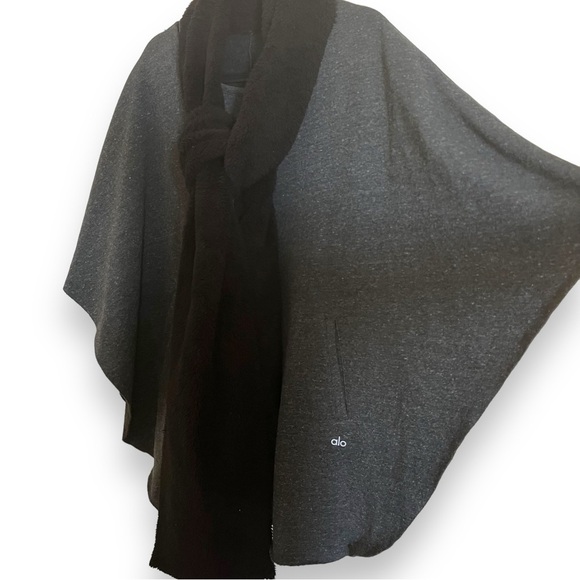ALO Yoga Sherpa-Lined Charcoal Gray Wrap Poncho Fits Size Medium/Large - Picture 6 of 8